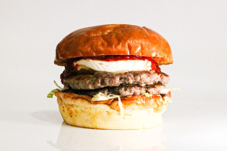 Smash burger doble de carne Black Angus con queso de Lalo's Burger