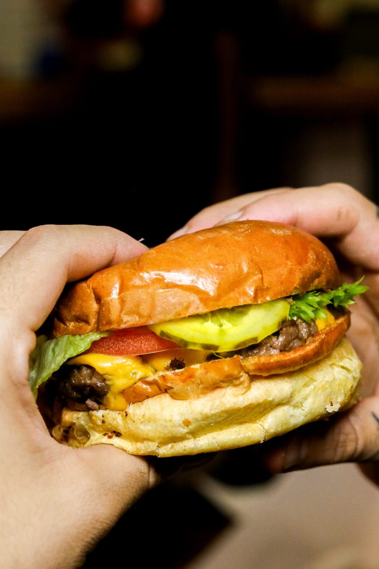 Smash burger con queso, lechuga y bacon de Lalo's Teatinos
