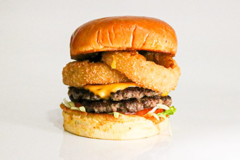 Smash burger doble con aros de cebolla y queso de Lalo's Burger