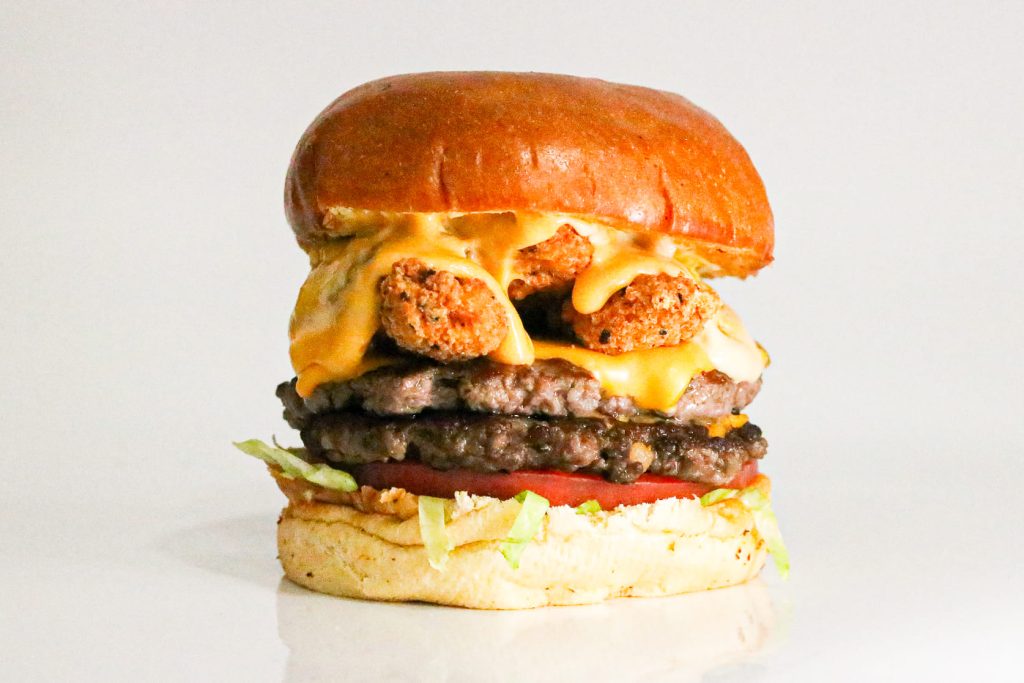 Smash burger doble con aros de cebolla y salsa de Lalo's